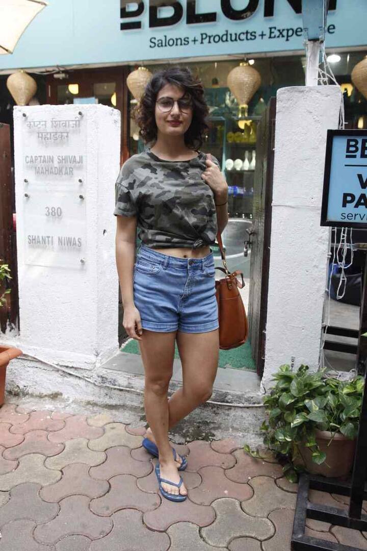 बेहद हॉट अंदाज़ में कैमरे में कैद हुईं फातिमा ने डेनिम शॉर्ट्स और कैमॉफ्लाज क्रॉप टॉप पहन रखा है.