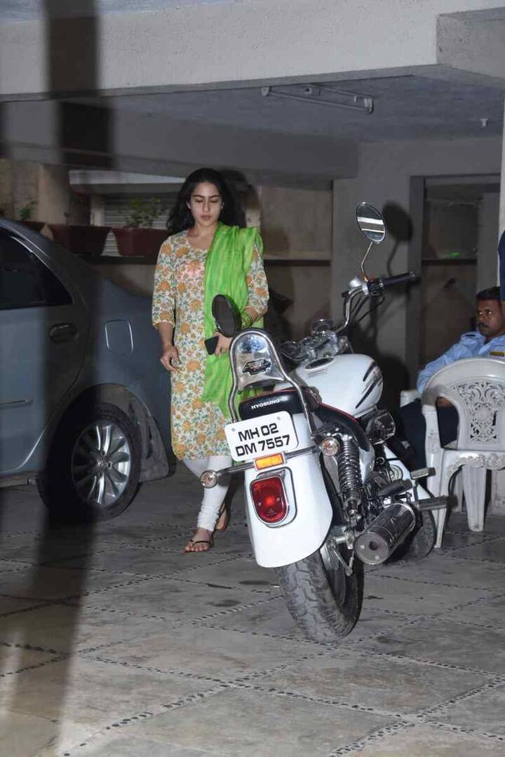 तस्वीरों में आप सैफ अली ख़ान की बेटी सारा अली ख़ान को देख सकते हैं.