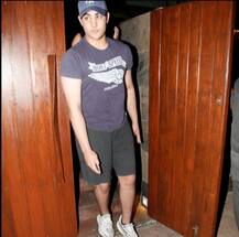 दोस्त के साथ डिनर करने पहुंचे अक्षय कुमार के बेटे आरव भाटिया, सामने आईं तस्वीरें