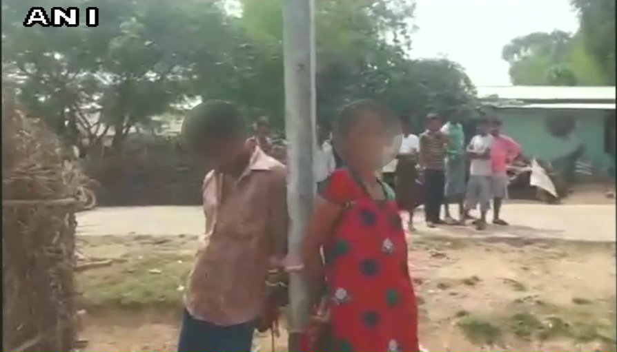 शादीशुदा महिला और प्रेमी को भीड़ ने खंबे से बांध कर पीटा, जुर्माना भी लगाया