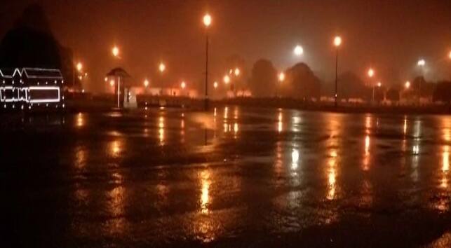 हल्की बूंदाबादी के साथ दिल्ली में गुलाबी ठंड ने दी दस्तक, स्मॉग से मिलेगी राहत Smug relief from Delhi with lightning rains हल्की बूंदाबादी के साथ दिल्ली में गुलाबी ठंड ने दी दस्तक, स्मॉग से मिलेगी राहत