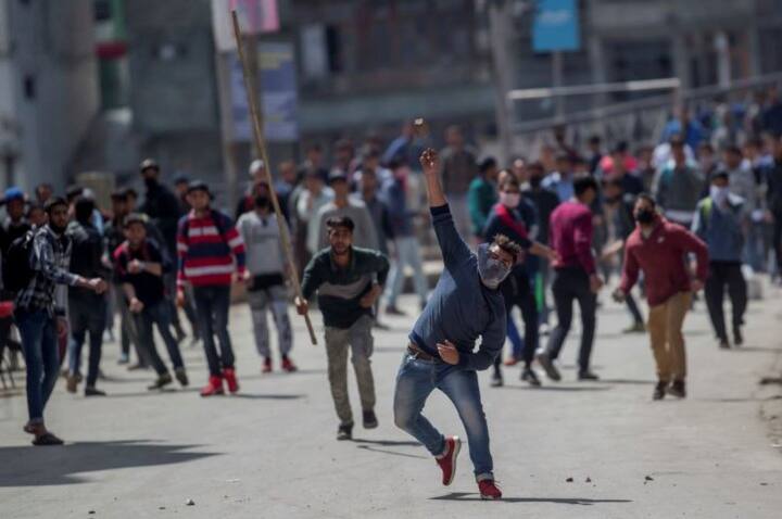 इसके बाद से ही घाटी में सुरक्षाबलों और स्थानीयों लोगों के बीच व्यापक झड़प देखने को मिली थी.