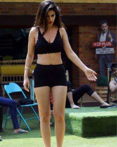 देखें बंदगी कुछ इस अंदाज में पूल पार्टी के दौरान नजर आईं. 