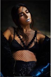  मोनिका डोगरा का ये लुक लगा रहा वेस्टर्न अंदाज में देसी तड़का