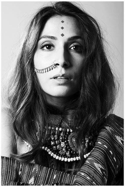  मोनिका की हालिया तस्वीर की बात करें तो उनके इस अलग अंदाज का क्या कहना... मोनिका इस तस्वीर में वेस्टर्न और इंडियन अंदाज दोनों में ही नजर आ रही है. बोल्ड वेस्टर्न अंदाज के साथ उन्होंने नाक में नथ पहन कर इस तस्वीर को देसी तड़का दिया है.