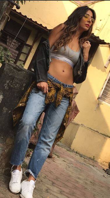   अपने हॉट फोटोशूट के कारण चर्चा में आई मोनिका की कुछ तस्वीरें सोशल मीडिया पर तेजी से वायरल हो रही है. इस तस्वीर में मोनिका टॉपलेस नज़र आ रही हैं.