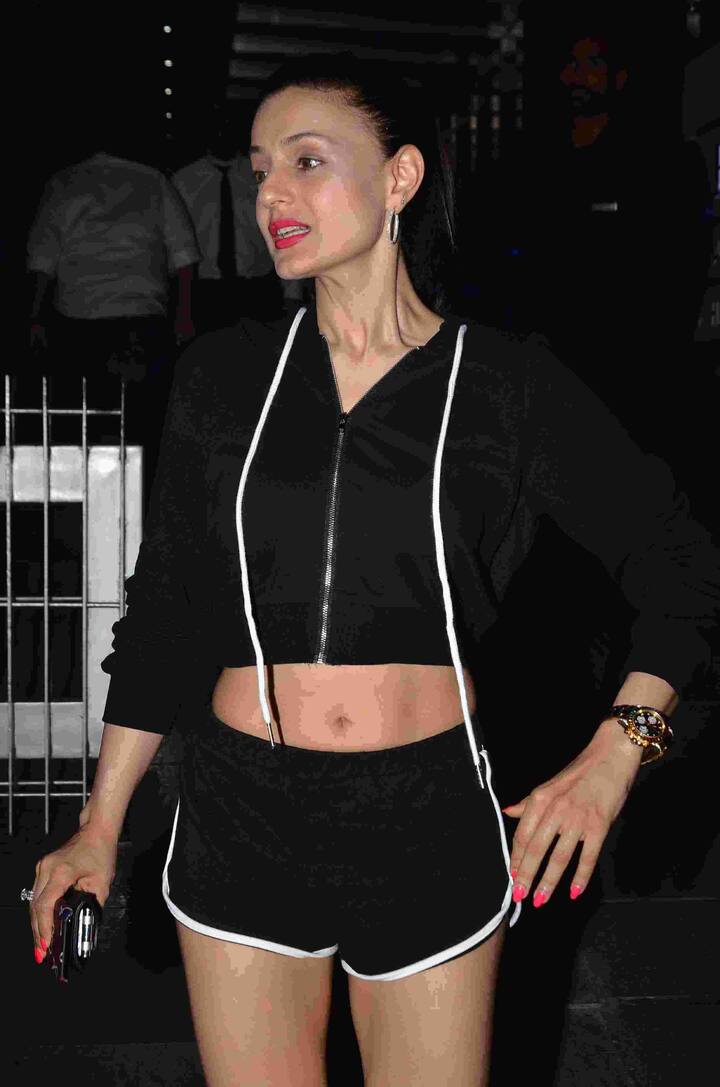 उनकी निजी जिंदगी में भी कुछ ऐसा ही सिलसिला चला. पहले 2002 में विक्रम भट्ट से अफेयर की खबरें फिर 2008 में लंदन के कारोबारी कानव पूरी के साथ भी उन्हें देखा गया. यह रिलेशनशिप काफी लंबा चला और हाल ही में उन्हें जायेद खान के साथ डेट पर जाते देखा गया.