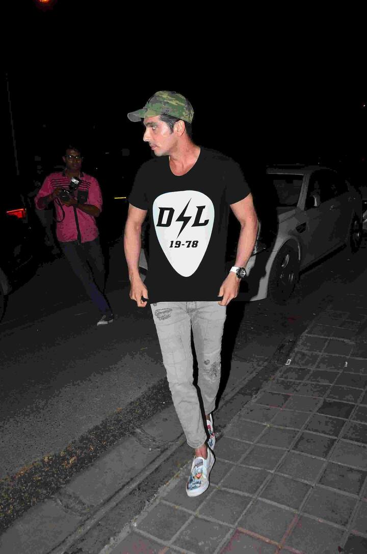 जायेद 2004 में आयी फिल्म 'मैं हूं ना' से चर्चा में आये. फिर जायेद ने 'दस', 'युवराज', 'ब्लू' जैसी फिल्मों में भी एक्टिंग की. लेकिन फिल्मों का न चलना उनके करियर को हासिये पर ले आया. इन दिनों जायेद खान टीवी शो 'हासिल' में एक कॉप के रोल में नजर आ रहे हैं.