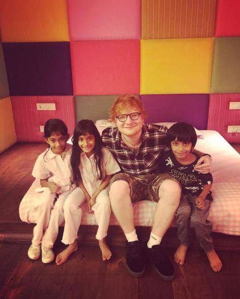 फराह ने एक और खास तस्वीर शेयर की जिसमें एड शीरन उनके बच्चों के साथ नजर आ रहे हैं.