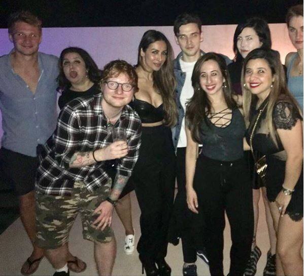 मलाइका ने एक और तस्वीर शेयर की है जिसमें वो और कई मेहमानों के साथ पोज देती नजर आ रही हैं.