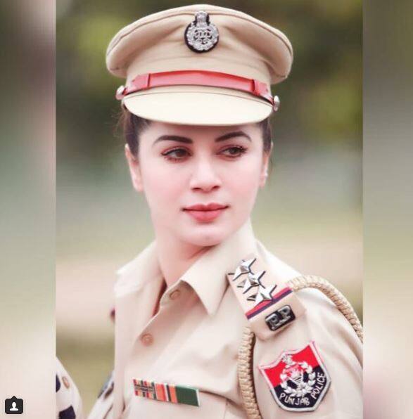 इन दिनों सोशल मीडिया पर एक महिला पुलिसवाली की तस्वीरें वायरल हो रही हैं. इस 'पुलिसवाली' की खूबसूरती को लेकर तमाम तरह की बातें की जा रही हैं. बताया जा रहा है कि ये महिला पंजाब पुलिस में कोतवाल हैं.
