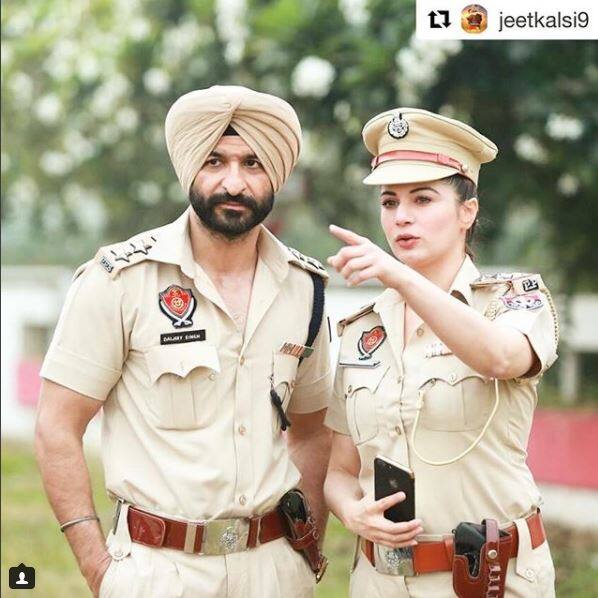बताया जा रहा है कि इस महिला का नाम हरलीन कौर है और ये पंजाब पुलिस में एसएचओ हैं. फेसबुक से लेकर व्हाट्सएप तक पर इनकी तस्वीरें शेयर की जा रही हैं लेकिन इस फोटो की हकीकत कुछ और ही है.