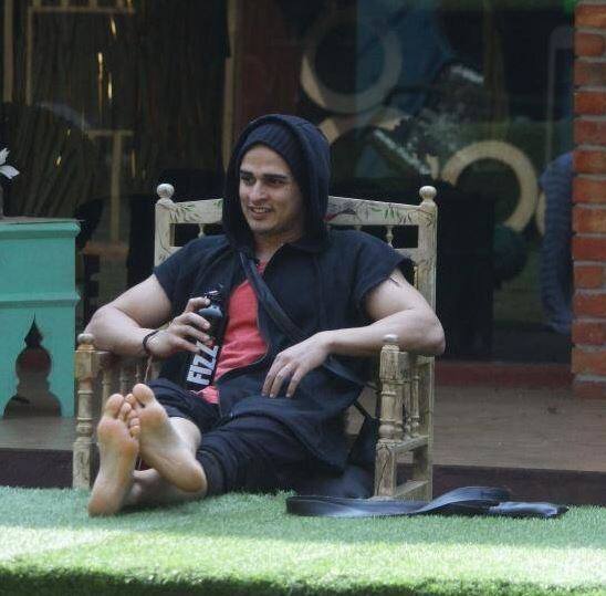 बिग बॉस में बेनफ्शा ने चर्चा में आने और लाइम लाइट में रहने के लिए प्रियांक से अफेयर का खूब नाटक किया.