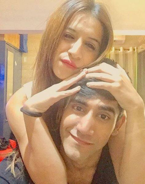 बेनफ्शा मानती हैं कि उनके ब्वॉयफ्रेंड वरूण को उन पर बहुत विश्वास हैं. उनके जीवन में वरूण के अलावा कोई और नहीं है.