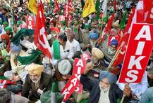 कर्ज माफी के लिए दिल्ली में किसानों का जोरदार प्रदर्शन, खुदकुशी करने वाले किसानों की विधवाएं हुईं शामिल