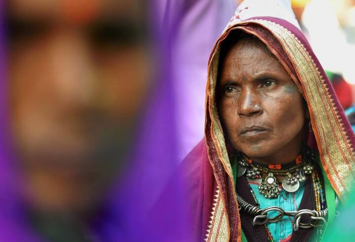 सरदार सरोवर बांध से विस्थापित धार जिले से आई महिला किसानों ने कहा कि हम ज्यादातर धान, कपास, पपीता की खेती करते हैं. लेकिन फसलें खराब हो गयी हैं और जो बची हैं, उनका दाम भी नही मिल रहा. तो खेती कैसे करेंगे?