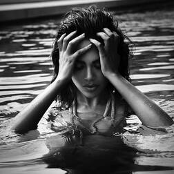 આશ્રમની સફળતા માટે બાબાના દર્શને કાશી પહોંચી ઇશા ગુપ્તા, શેર કરી સિમ્પલ લૂકવાળી ખાસ તસવીરો.......