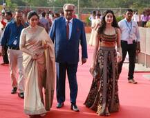 IFFI: ट्रेडिशनल अवतार से जाह्नवी कपूर ने चुरा लिया पूरा लाइम लाइट, देखें तस्वीरें