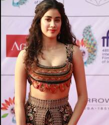 IFFI: ट्रेडिशनल अवतार से जाह्नवी कपूर ने चुरा लिया पूरा लाइम लाइट, देखें तस्वीरें