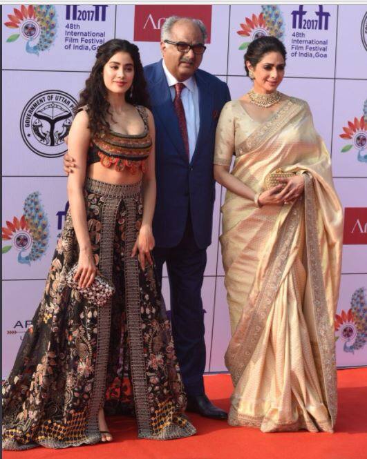 जाह्वनी ने इस फेस्टिवल में सारा लाइम लाइट चुरा लिया. जाह्नवी यहां ब्लैक-ब्राउन ड्रेस में पहुंची. (Photo: Manav Mangalani)