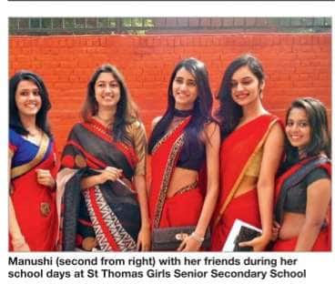 ये और इसके आगे रहीं उनके कॉलेज के दिनों की तस्वीरें. इन तस्वीरों में वे अपने दोस्त के बीच खड़ी कोई साधारण सी लड़की लग रही हैं.