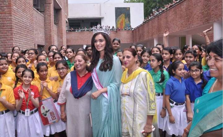 स्कूल विजिट के दौरान उन्होंने स्कूल में पढ़ रहे बच्चों और उन्हें पढ़ाने वाले टीचर्स से मुलाकात की थी. ये बताने वाली बात नहीं है कि उनके स्कूल के बच्चे बच्चे को उनपर गर्व हो रहा होगा क्योंकि वो उस वक्त मिस इंडिया बन चुकीं थीं.
