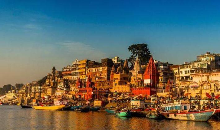 बनारस: बनारस जाकर आप एक समृद्ध सांस्कृतिक, ऐतिहासिक और आध्यात्मिक यात्रा का लाभ प्राप्त कर सकते हैं. अस्सी घाट, मनमंदिर घाट, मणिकर्णिका घाट, दुर्गा मंदिर और काशी विश्वनाथ का मंदिर बनारस का प्रमुख आकर्षण है. बनारस को भारत के सबसे प्राचीन शहरों में से एक माना जाता है.