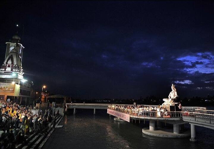 ऋषिकेश: युवा आजकल एडवेंचर की तलाश में अक्सर ऋषिकेश जाते हैं और गंगा में राफ्टिंग का आनंद लेते हैं. ऋषिकेश जाने का सबसे अच्छा समय सितंबर से नवंबर और फरवरी से जून तक का होता है.