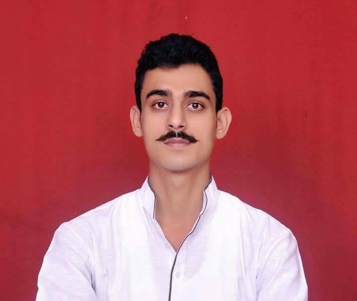 विवादित बयानों की फेहरिस्त में यूपी के मेरठ का नाम भी जुड़ गया है. अभिषेक सोम नाम के एक ठाकुर नेता ने कहा कि पद्मावती फिल्म के निर्देशक संजय लीला भंसाली और अभिनेत्री दीपिका पादुकोण के सिर काट कर लाने वाले को वे 5 करोड़ रुपया ईनाम में देंगे. उन्होंने कहा कि किसी कीमत पर भी राजपूतों को अपमान सहन नहीं किया जाएगा.