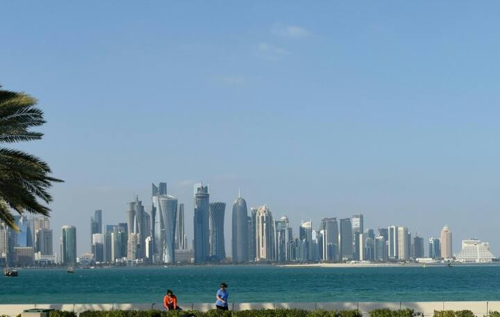 कोई भी देश अमीर है या गरीबा इस बात का पता प्रति व्यक्ति आय दर की गणना कर के लगाया जा सकता है. विश्व भर में प्रति व्यक्ति आय के लिहाज से कतर दुनिया में सबसे अमीर देश है. इस देश में प्रति व्यक्ति आय 1,24,930 डॉलर है. पहले वर्ल्ड वार और ऑटोमन साम्राज्य के पतन के बाद कतर 1916 में एक ब्रिटिश संरक्षक के रूप में था, आखिर में साल 1971 में कतर को एक संप्रभु राष्ट्र का दर्जा दिया गया. छोटे से इस प्रायद्वीपीय देश में दुनिया का तीसरा सबसे बड़ा प्राकृतिक गैस भंडार है. इसे व्यापक तौर से ऊर्जा का एक प्रमुख केंद्र माना जाता है. तीन तरफ से परसियन गल्फ से और दक्षिण में सऊदी अरब से घिरा हुआ कतर इन दिनों अपने पड़ोसी देशों के साथ गतिरोध झेल रहा है. आइए जानतें हैं दुनिया भर में वो कौन से 15 देश हैं जो सबसे ज्यादा अमीर हैं.