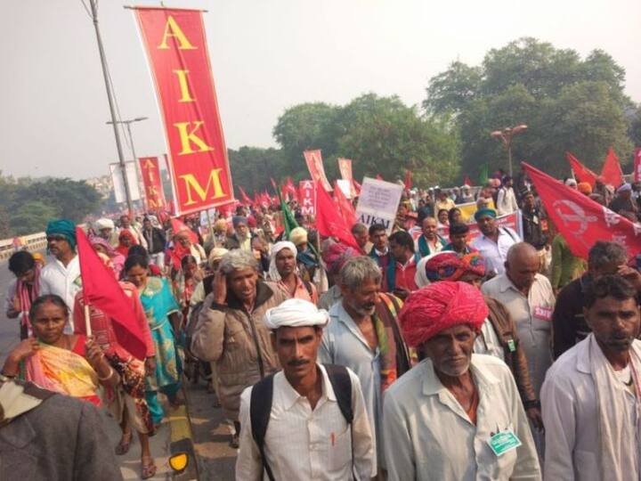  यही नहीं किसान ऋण राहत आयोग का भी गठन हो. इस बिल के मुताबिक खेतिहर मजदूर, जंगल में खेती करने वाले लोगों और दूसरों का खेत किराये पर लेकर खेती करने वाले लोगों को भी किसान की श्रेणी में रखा गया है.  