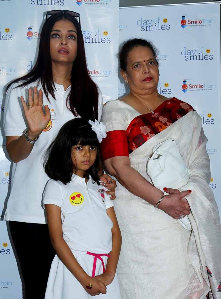 इसके लिए वो लगातार फोटोग्राफर्स को मना कर रही थीं. उनका कहना था कि जिन लोगों के साथ वो अपने पिता का जन्मदिन मना रही हैं उनको इतनी चकाचौंध, लाइमलाइट की आदत नहीं है.