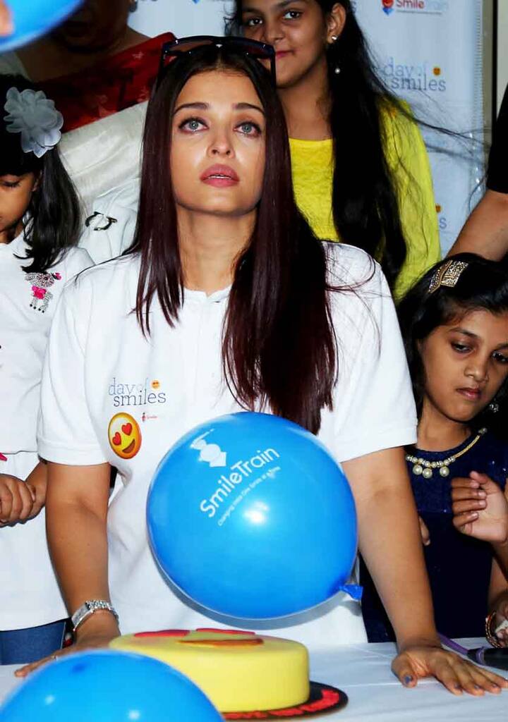 ऐश्वर्या ने फोटोग्राफर्स को मना करते हुए कहा कि ये कोई फिल्म का प्रीमियर या पब्लिक इवेंट नहीं है जो आप इस तरह से तस्वीरें ले रहे हैं. इन लोगों को इसकी आदत नहीं है.