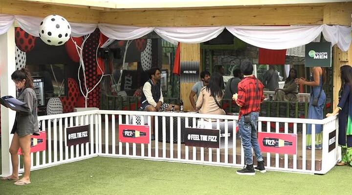 बिग बॉस ने विकास, हिना, अर्शी और हितेन से कहा था कि इस टास्क के दौरान 6 बार बर्जर को बजाया जाएगा. हर बार बर्जर के बजते ही किसी एक सेफ कंटेस्टेंट को अपनी जगह बाहर मौजूद कंटेस्टेंट्स से रिप्लेस करना होगा.