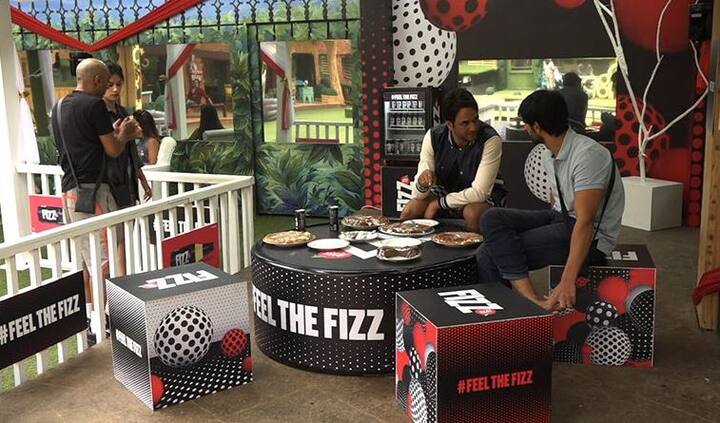 इसके बाद विकास गुप्ता ने प्लान किया कि वह किसी भी हाल में हिना को सेफ नहीं होने देंगे. 6 बार बर्जर बजने तक हिना वहां वापस नहीं आ पाई. हिना की जगह लव लास्ट में वहां मौजूद थे. इसलिए टास्क के खत्म होने पर हिना खान सेफ जोन से बाहर हो गई और इस हफ्ते नॉमिनेशन का शिकार हो गईं.