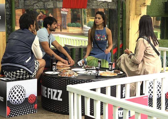 टास्क की शुरुआत में विकास गुप्ता ने अपना दिमाग चलाते हुए हितेन और अर्शी को अपनी साइड कर लिया. इसके बाद हिना खान ग्रुप में अकेली पड़ गई और उन्हें बाहर जाने को मजबूर होना पड़ा.