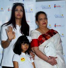 अस्पताल में पिता का जन्मदिन मनाने पहुंचीं ऐश्वर्या, फोटोग्राफर्स से हुईं परो