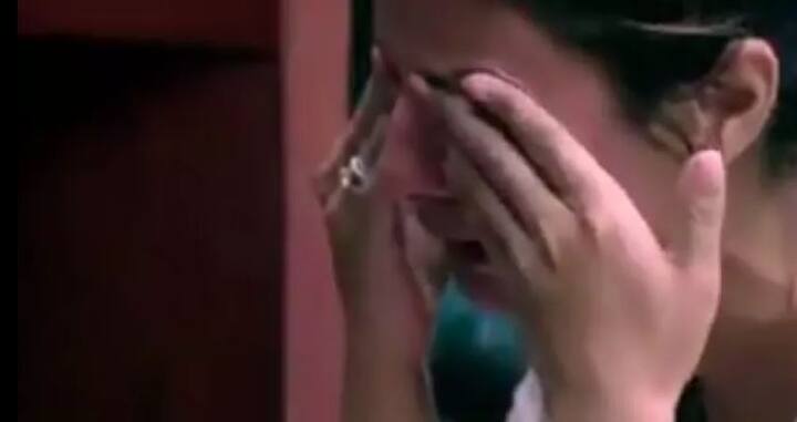  इसके बाद हिना बाकी घरवालों से कहती हैं, ''शिल्पा ने मेरे लिए ब्रेक फास्ट बनाकर नहीं दिया है.'' इसी बात को लेकर हिना का ड्रामा शुरु हो जाता है और वह फूट फूट कर रोने लगती हैं. बता दें कि ये पहला मौका नहीं था जब हिना खान के सब्र का बांध टूटा है.