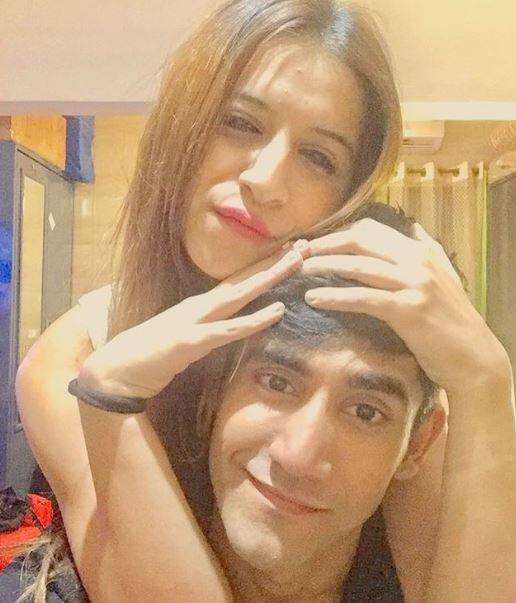  बता दें कि बेनाफ्शा ने घर से बाहर आते ही अपने ब्वॉयफ्रेंड वरुण सूद के साथ हुई सभी गलतफहमियों को भी दूर कर लिया है. बेनाफ्शा ने हिना खान पर निशाने पर लेते हुए उन्हें चालाक कंटेस्टेंट बताया था. 