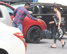 जिम से निकल रही थीं शाहिद की Hot wife मीरा, कैमरे में हुईं कैद