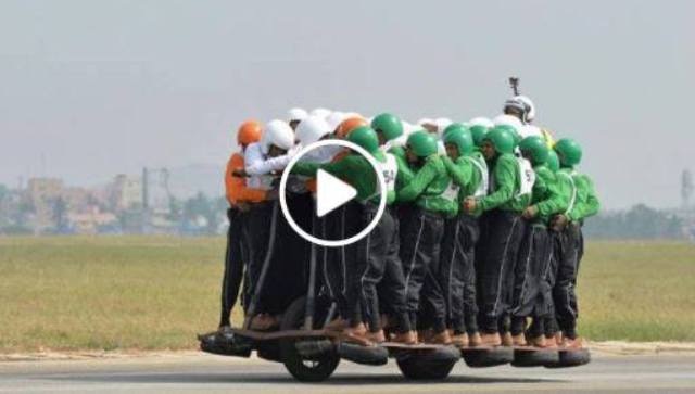Indian Army creates World Record, 58 jawans move 1.5 km on single motorcycle एक मोटरसाइकिल पर 58 जवानों का करतब, भारतीय सेना ने बनाया सबसे बड़ा विश्व रिकॉर्ड