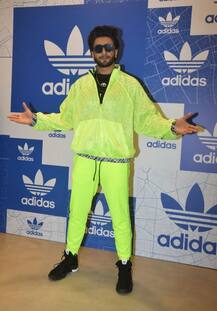 IN PICS: हरे रंग की ड्रेस में इवेंट में पहुंचे रणवीर सिंह, फैंस के लिए चढ़ गए कार पर 