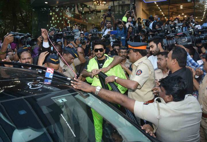 बता दें कि रणवीर सिंह की एक झलक पाने के लिए वहां पर हजारों लोगों की भीड़ इकट्ठा हो गई थी. (तस्वीर: मानव मंगलानी)