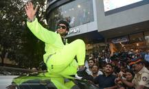 IN PICS: हरे रंग की ड्रेस में इवेंट में पहुंचे रणवीर सिंह, फैंस के लिए चढ़ गए कार पर 