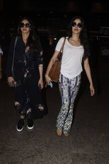 फैमिली के साथ एयरपोर्ट पर स्पॉट हुईं जाह्नवी कपूर, देखें तस्वीरें 