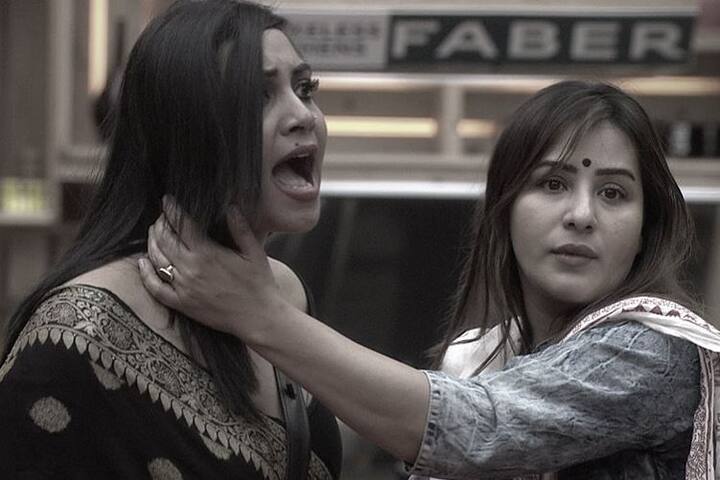  इस टास्क के दौरान घरवालों ने एक-दूसरे पर इल्जाम लगाते हुए सारी हदें पार की. प्रियांक शर्मा और हिना ने एक बार फिर अर्शी खान पर पर्सनल कमेंट किए, जिसके बाद अर्शी के सब्र का बांध टूट गया और उन्होंने प्रियांक को बुरा हाल करने की धमकी भी दी.
