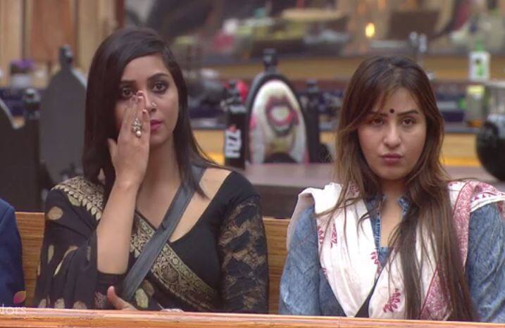 हिना और प्रियांक की इल्जाम सुनकर अर्शी के सब्र का बांध टूट गया. विकास और शिल्पा ने अर्शी को संभाला. अर्शी ने हिना और प्रियांक के बर्ताव पर सवाल उठाते हुए उनके आरोपों को बकवास करार दिया.