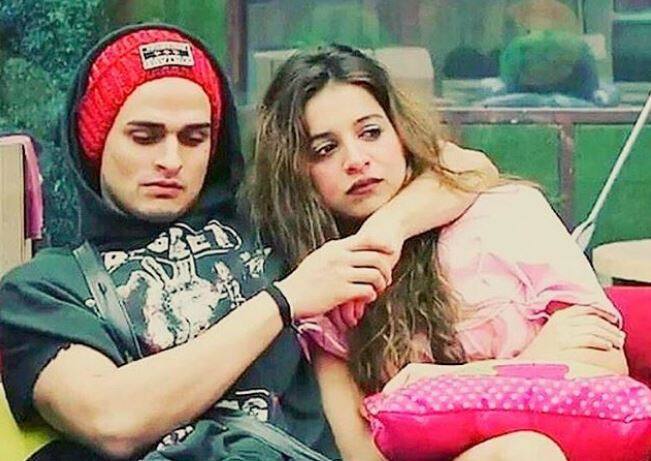 Bigg Boss 11: बेनाफ्शा के साथ रिश्ते पर प्रियांक शर्मा ने तोड़ी चुप्पी Bigg Boss 11: Priyank Sharma speak about his relationship with benafsha Bigg Boss 11: बेनाफ्शा के साथ रिश्ते पर प्रियांक शर्मा ने तोड़ी चुप्पी