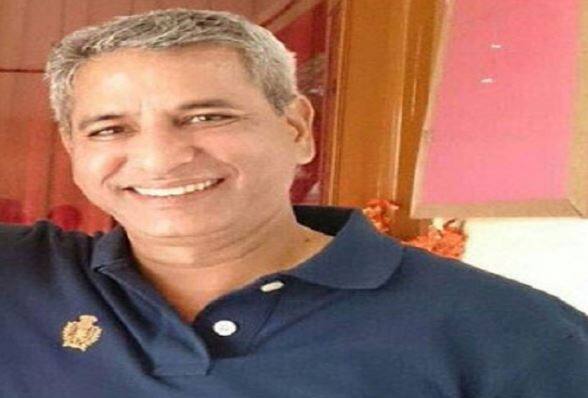  सोशल मीडिया पर भी अतुल कपूर की जलवा देखने को मिलता है. बॉलीवुड की मशहूर सेलिब्रिटीज और बिग बॉस के कई एक्स कंटेस्टेंट्स ने अतुल के साथ तस्वीरों को शेयर किया है.