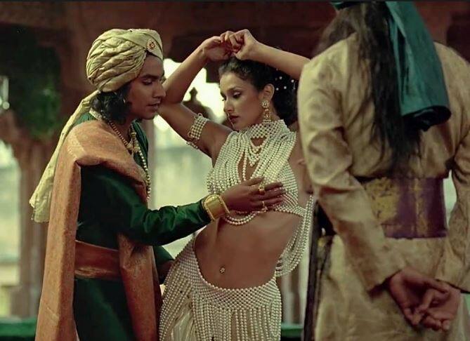 काम सूत्र - अ टेल आफ लव: मीरा नायर की फिल्म 'काम सूत्र - अ टेल आफ लव' को भी सेंसर बोर्ड के नियमों का शिकार होना पड़ा और इस फिल्म को दर्शकों के लिए अनैतिक बताकर बैन कर दिया गया था. इस फिल्म में 16वीं सदी के चार प्रेमियों की कहानी को दिखाया गया था.
